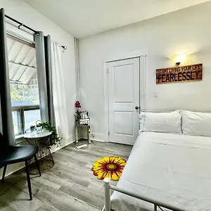 With 2 Bedrooms A King Bed Queen Bed And An Extra Sofa Bed Located 10 Minutes From Seatac Airport And 20 Minutes From Downtown Holiday home
